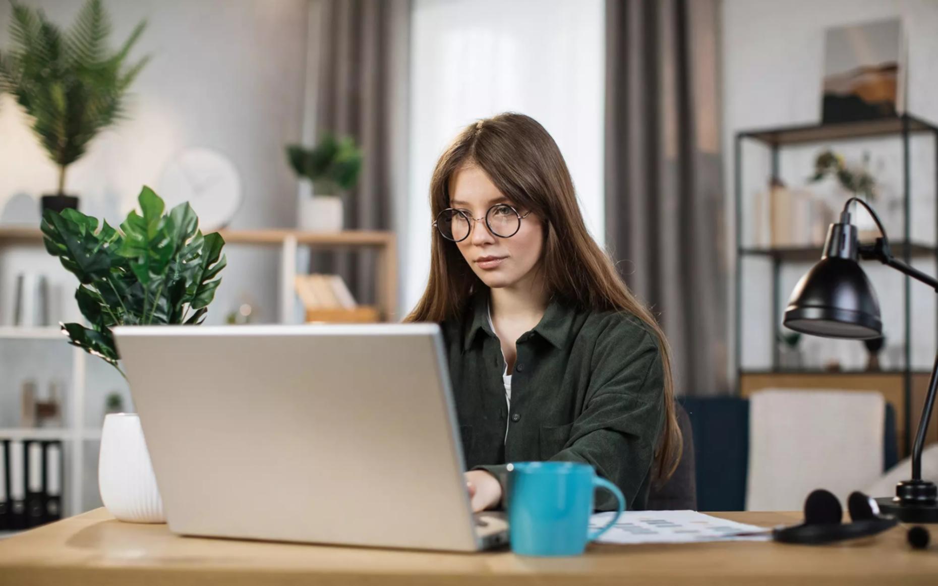 Familie plant gemeinsam ihre finanzielle Zukunft