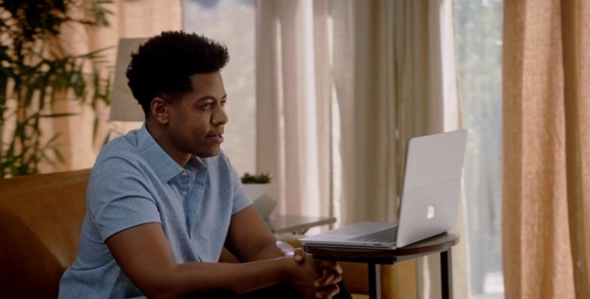 Familie beim gemeinsamen Finanzgespräch am Küchentisch