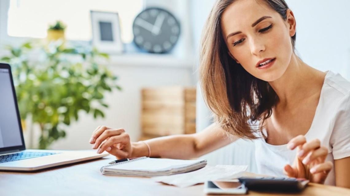 Beratungssituation für Familienfinanzplanung in ruhiger Atmosphäre