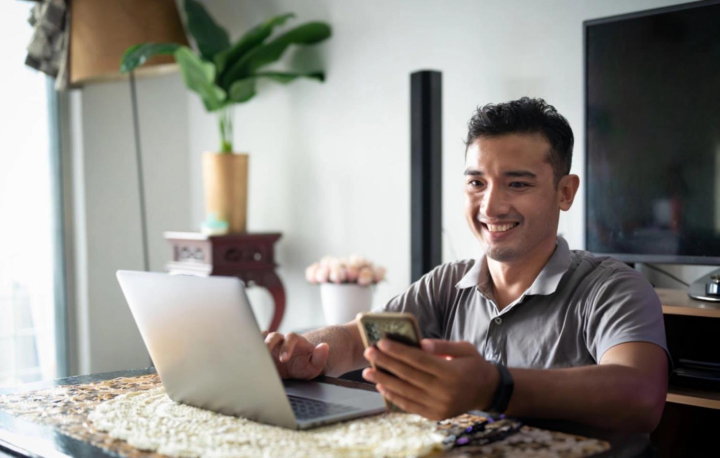 Entspannte Familie mit Finanzunterlagen und Taschenrechner